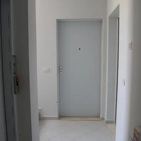 Alex Lucky * Sarandë